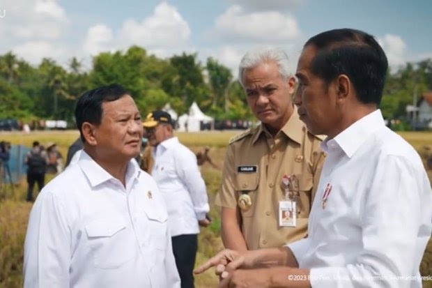 Presiden Joko Widodo, Gubernur Jateng Ganjar Pranowo, dan Menteri Pertahanan Prabowo Subianto saat acara panen di Kebumen, Jateng, Kamis (9/3). (foto: Youtube/Sekretariat Presiden)